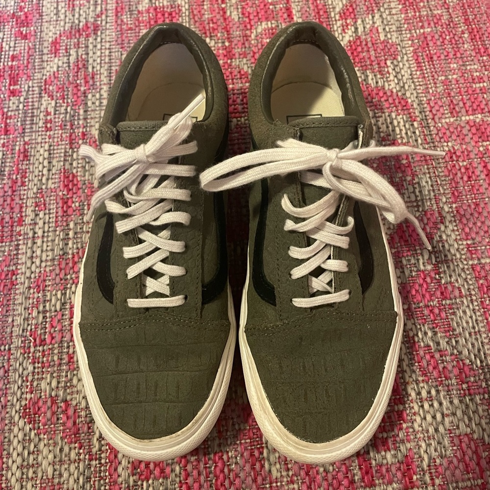 Unisex vans lace-up low top sneakers gray and black mens 5.5/ women’s 7